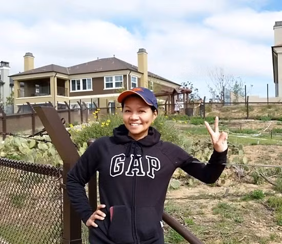  NSƯT Ngọc Huyền ăn mặc giản dị khi chụp ảnh gần ngôi nhà của mình tại bang California, Mỹ.