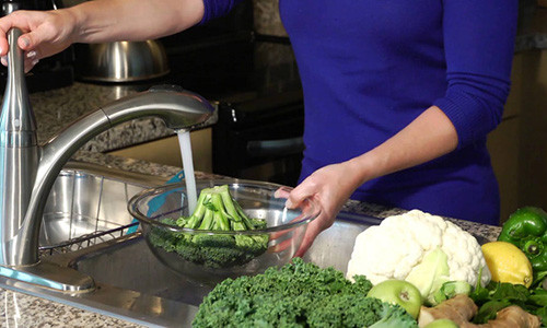 Me da hai con khong phat trien duoc vi thoi quen rua rau nay