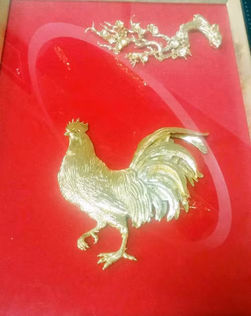 Gà mạ vàng, đồng tiền in hình gà cũng được nhiều người săn tìm trong năm Đinh Dậu với mong muốn mọi đều may mắn, bình an sẽ đến trong năm mới.
