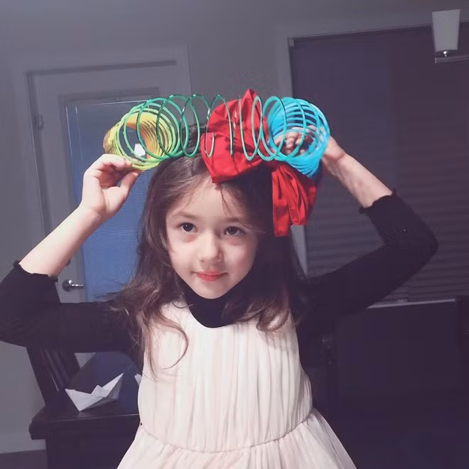 Nhờ tổng hòa vẻ đẹp của cha là người Canada, mẹ là người Hàn Quốc, cô bé sở hữu gương mặt xinh đẹp với sống mũi cao, đôi mắt to tròn và làn da trắng. Vì thế, Baylee còn được dân mạng Hàn gọi là "thiên thần lai".