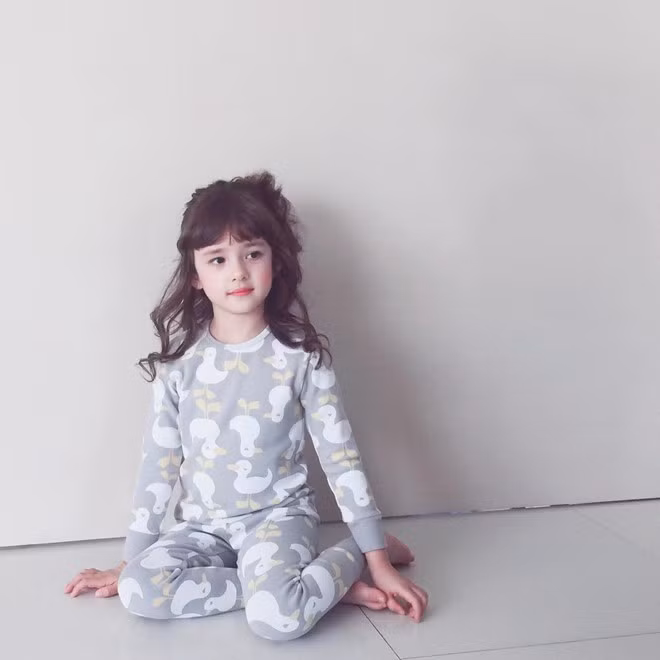 Với khả năng diễn xuất linh hoạt trước ống kính, cô bé có thể tạo dáng theo nhiều phong cách khác nhau.