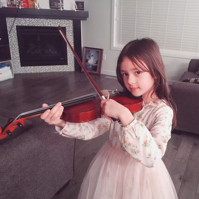 Không chỉ là người mẫu nhí, cô bé còn được tham gia chương trình EBS English pop pop song tree tại Hàn nhờ vào chất giọng trong trẻo, dễ thương.