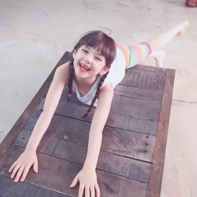Vẻ ngoài trong sáng, đặc biệt là đôi mắt biết cười của "thiên thần lai" là lợi thế khi cô bé chụp những bộ ảnh tươi vui.