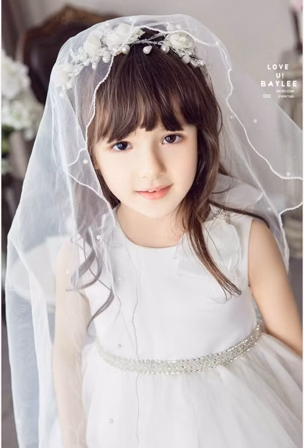 Với vẻ ngoài nổi bật cùng tài năng được thể hiện ở nhiều lĩnh vực nghệ thuật, Baylee được đánh giá là gương mặt triển vọng của làng giải trí trong tương lai.