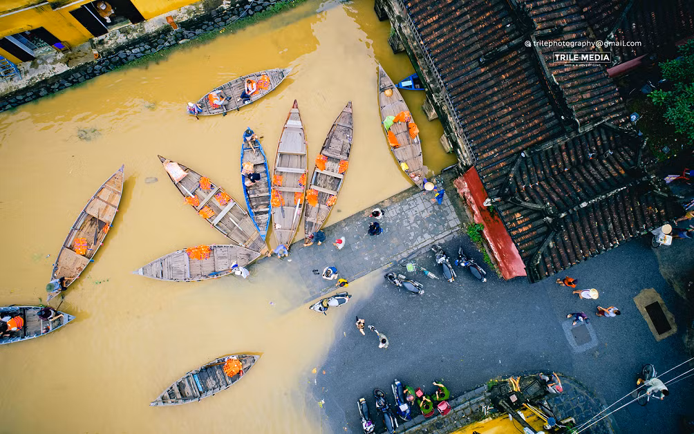 Người dân ở đây đã tổ chức đi ghe để du khách tham quan phố cổ Hội An trong nước.