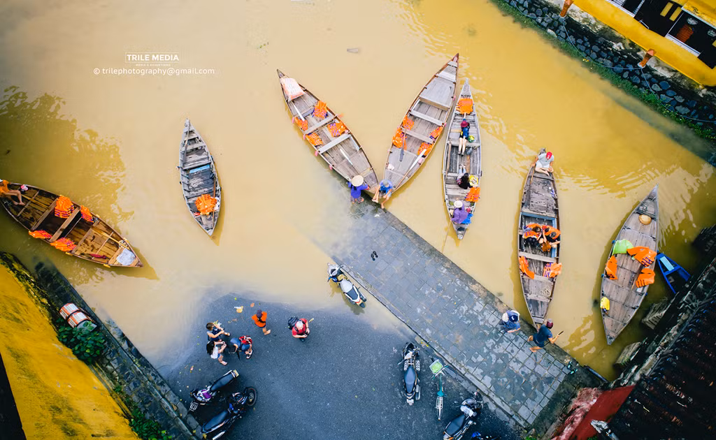 Khi du lịch phát triển, mỗi khi nước lớn lên, các con đường trên phố cổ bị ngập lại là điều thích thú với du khách.