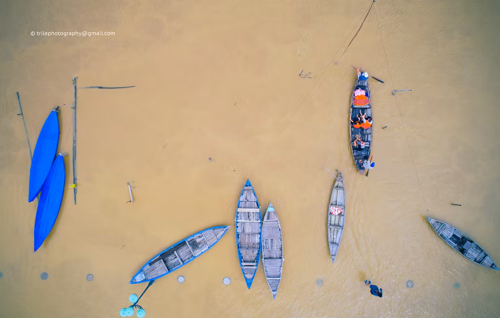 Lênh đênh trên các ghe thuyền ngắm nhìn vẻ đẹp cổ kính, mộng mơ của phố Hội mùa nước lớn quả là một trải nghiệm thú vị. Ảnh: Trí Lê.