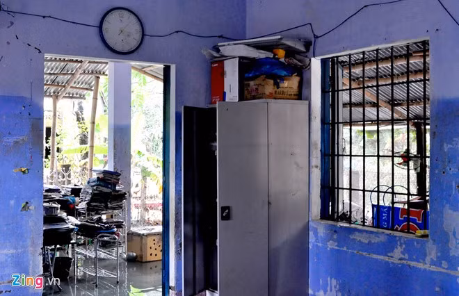 Khu vực cửa sổ, tủ đựng hồ sơ, trường Mầm non Mỹ Phú 2 - nơi các cô giáo cùng 15 học sinh bám trụ chống chọi với trận lũ dữ.