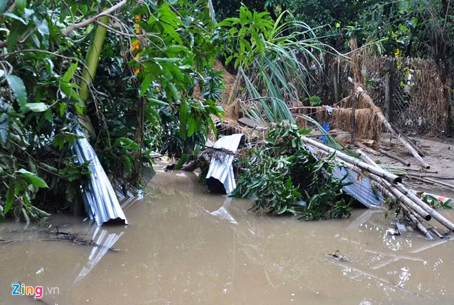 Lũ quét kèm theo mưa gió lớn quăng quật làm nhiều tấm tôn nhà dân móp méo trôi dạt khắp nơi.