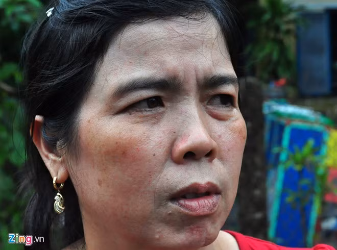 Chiều 14/12, cô giáo Thái Thị Tuyết Hồng vẫn chưa hết sợ hãi, ám ảnh cảnh tượng 4 cô giáo cùng 15 học sinh bám trên cửa sổ chống chọi với lũ quét chờ lực lượng cứu hộ đến cứu. "Tiếng la khóc của học sinh khiến các cô giáo mất bình tĩnh, lo lắng. Lúc ấy, chúng tôi không nghĩ gì cho bản thân nữa mà cứ lo học sinh của mình rơi xuống lũ chết đuối. Cố kìm nỗi sợ hãi, các cô giáo liên tục vỗ về, động viên các cháu cố gắng bám cửa sổ chờ cứu hộ", cô giáo Hồng bộc bạch.