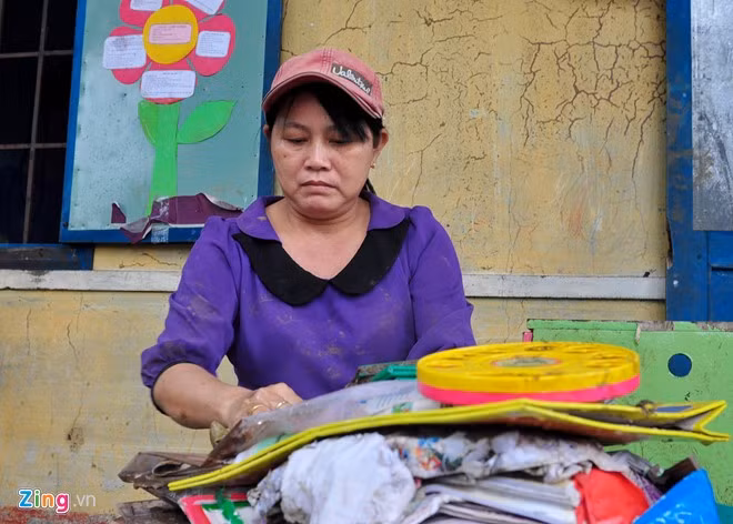 Cô giáo Nguyễn Thị Hòa, Phó hiệu trưởng trường Mầm non Mỹ Phú 2 cho biết thêm do đu bám trên cửa sổ quá lâu lại thêm sợ hãi, ít nhất bốn học sinh đã rơi xuống nước lũ. Trong đó, cháu Đỗ Khánh Thương (5 tuổi) rơi chìm dưới nước may mắn được cô giáo Thái Thị Tuyết Hồng phát hiện, lặn ngụp cứu sống.
