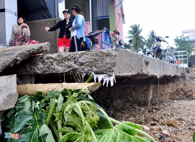 Lũ quét gây xói lở nền móng nhà dân ở xã An Hiệp. "Nghe lũ đổ về ào ào, tôi vội chạy qua trường mầm non ôm cháu nhỏ về thì nước cuồn cuộn tràn vào nhà. Tích tắc, 5 con bò của tôi trôi theo dòng nước lũ, trong đó một con bị chết, bốn con còn lại may mắn được cứu sống", ông Trần Tám (ngụ thôn Mỹ Phú 2, xã An Hiệp) kể.