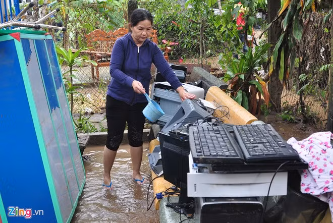 Cô giáo Võ Thị Thu Sương, Hiệu trưởng trường Mầm non Mỹ Phú 2 thuật lại, khoảng 12h30 lũ trên núi tràn về ngập trên sân trường, các giáo viên gọi điện báo phụ huynh đến đón các học sinh về. Do lũ quét dâng cao tràn về nhanh quá nên 4 cô giáo cùng 15 học sinh bị kẹt lại trong trường. " Nước tràn vào ngập đến nửa trường nên 4 cô giáo ngâm mình trong nước đưa 15 cháu đu trên cửa sổ, trên nóc tủ suốt gần 2 giờ mới được ứng cứu", bà Sương kể.