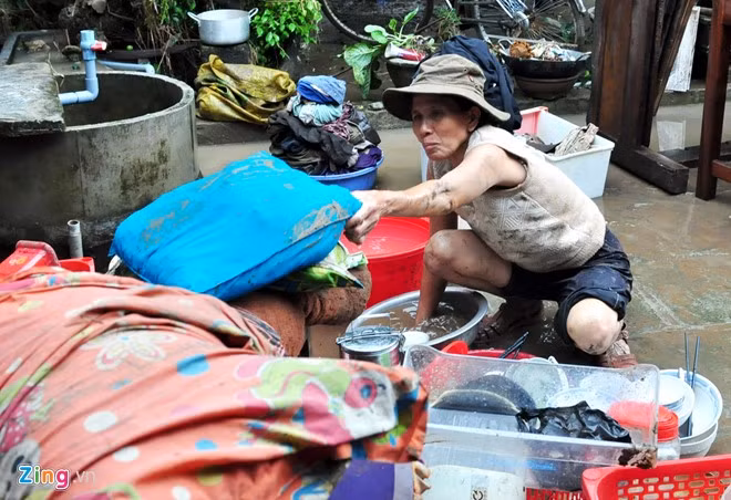 Chăn, màn, chén, bát đều ngập ngụa trong bùn đất.