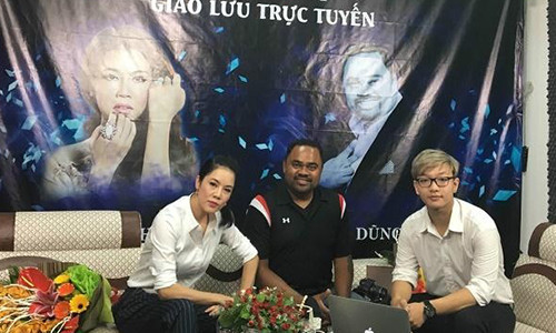 Vợ chồng ca sỹ Thu Phương và MC Hoàng Dũng tại Tòa soạn Emdep sáng 19/7.