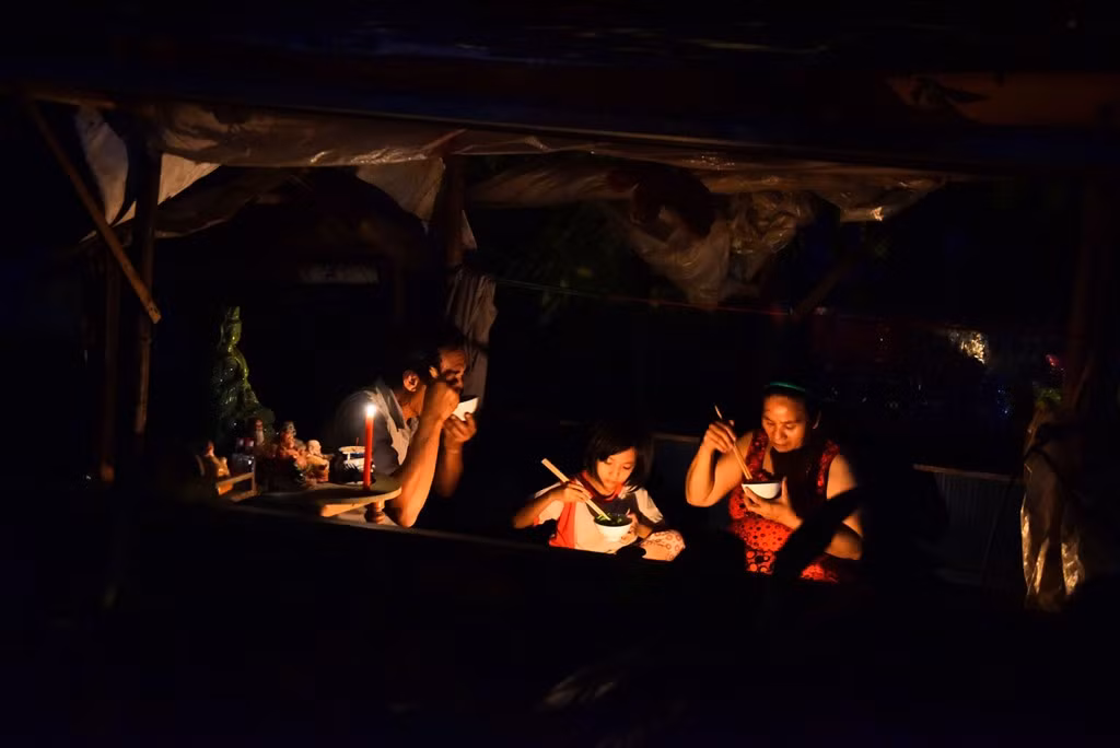 Từ ngày sinh sống ở Sài Gòn, mọi sinh hoạt của ba thành viên gia đình ông Đực chỉ bằng đèn dầu và nến. Không chỉ thiếu thốn đủ thứ, vào mùa mưa chiếc ghe còn bị nước kênh tràn vào mang theo đủ thức rác bẩn. “Những tháng mùa mưa ngủ không yên giấc được, nhiều hôm đang thiu thiu mưa đổ ập xuống, nước tràn khắp ghe, lúc đấy tôi chỉ kịp cõng con gái cùng vợ chạy ra khỏi ghe vì sợ chìm”, ông Đực tâm sự.