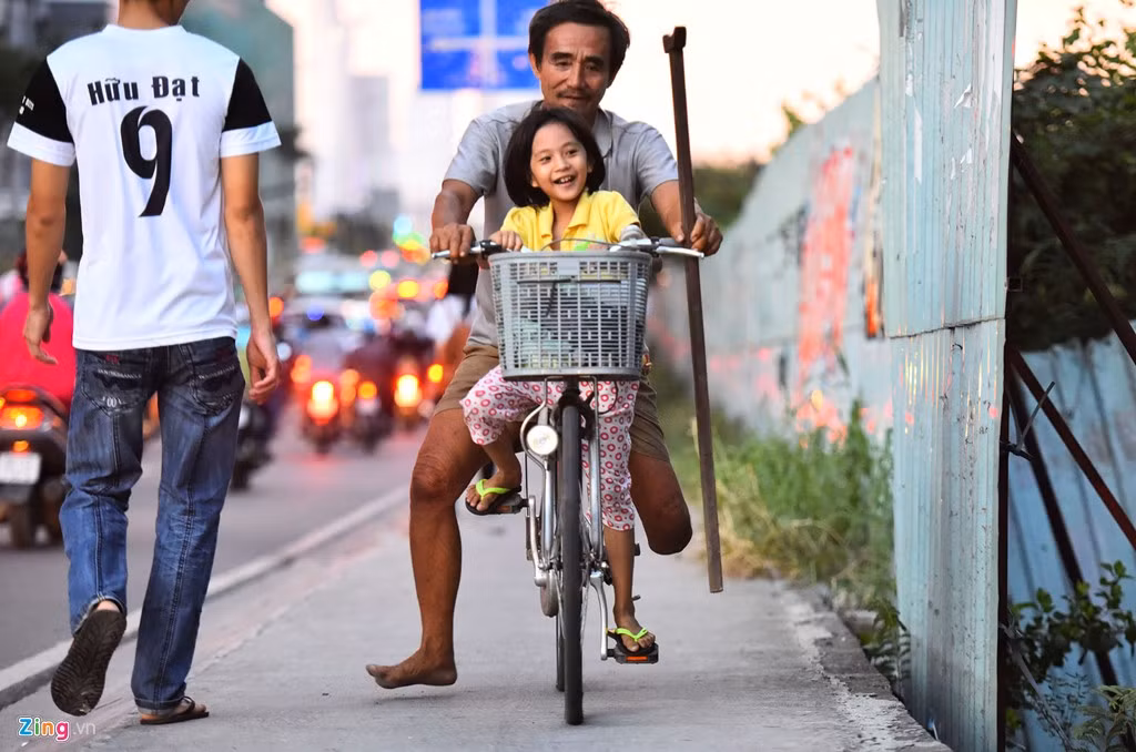 Bé My hiện đang theo học lớp tình thương do một bà giáo mở dạy miễn phí cho con em xóm vạn chài. Từ ngày được người phụ nữ làm nghề ve chai tặng cho chiếc xe đạp cũ, ông Đực tập cho con để bé tự đến trường cách nhà vài km vì ông bà không có thời gian đưa đón.