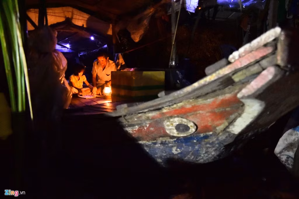 Đã bao nhiêu năm trôi qua, nhưng cuộc sống của gia đình ông Đực vẫn không hề thay đổi. Ông bà vẫn phải lo chạy cơm từng bữa, tiền thuốc thang cho cả nhà lúc ốm đau. Nhưng nỗi lo lớn nhất của ông Đực là nếu không may ông bà mất đi thì không biết ai sẽ nuôi con gái mình khi nó còn quá bé. “Mỗi lần con gái đi học về, tôi đều khuyên con phải cố gắng học hành cho tốt để sau này đỡ khổ như cuộc đời ba mẹ”, ông buồn rầu.