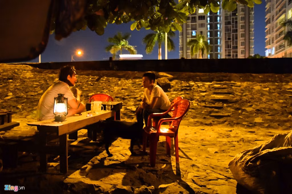 Nhiều người khi đi ngang qua thường dừng xe lại thăm hỏi gia đình ông Đực. “Có chú sửa xe gắn máy, thấy gia đình không có điện nên cho mượn bình ắc quy để xài tạm. Có cậu sinh viên, chiều thứ 7 thường ra chơi với bé My cho nó đỡ buồn…”, ông Đực không che giấu được xúc động khi nói về những người lạ nhưng lại tốt với gia đình ông.