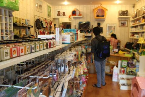 Trong những Spa này có cả dịch vụ làm đẹp và bán cả đồ chơi cho thú cưng.