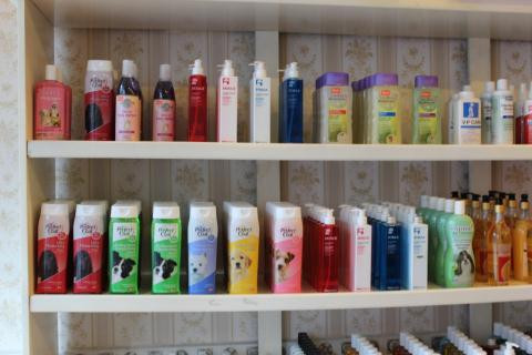 Nhiều mặt hàng nước hoa, sữa tắm đắt tiền dành cho thú cưng được nhập từ nước ngoài về.