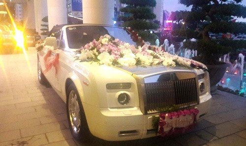 Ngày 5/12 tin tức về màn rước dâu bằng siêu xe siêu hoành tráng trong đám cưới của thiếu gia Quảng Ninh được tổ chức tại một khách sạn cao cấp đã khiến nhiều người choáng ngợp.
