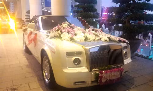 Ngày 5/12 tin tức về màn rước dâu bằng siêu xe siêu hoành tráng trong đám cưới của thiếu gia Quảng Ninh được tổ chức tại một khách sạn cao cấp đã khiến nhiều người choáng ngợp.