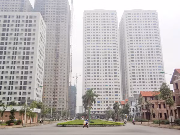 Những khối bê tông khổng lồ đang lấp kín không gian bán đảo Linh Đàm. (Ảnh: T.H)