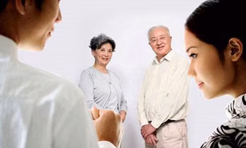 Dau moi duoc bo me chong chieu nhu con de gay bao