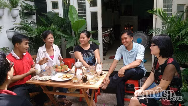 Để có một khu vườn như mơ nhưng chị Thương không phải mất quá nhiều thời gian chăm sóc, bí quyết của chị là ngày tưới 2 lần xịt nhẹ lên cây cho bớt sâu bệnh, mỗi tuần bón hai lần phân cá, 1 tháng xịt vitamin lên lá một lần.