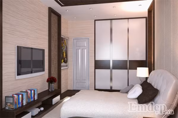 Trong phòng có đầy đủ các tiện nghi cần thiết cho vợ chồng chủ nhà.