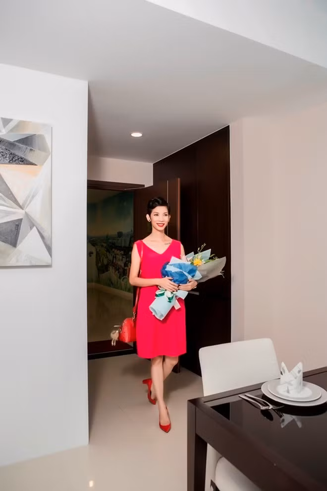 Không còn khoác những bộ đồ lộng lẫy trên sàn catwalk, cô lùi lại hậu trường trong vai trò đạo diễn nhiều chương trình thời trang. Người đẹp sinh năm 1978 thử sức trong lĩnh vực sân khấu, điện ảnh và gặt hái được thành công đáng kể.