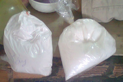 Lạm dụng chất tẩy trắng. Các chất tẩy trắng có thể khiến quần áo nhanh bị mủn, đồng thời màu của quần áo cũng dễ bị loang nếu lạm dụng chất tẩy. Nếu da bạn là da nhạy cảm thì cũng rất dễ bị dị ứng với các loại chất tẩy trắng này.