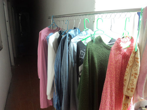 Ngoài ra, khi phơi trong nhà, nhiệt độ nơi đây không đủ mạnh để sát khuẩn vì thế các loại vi khuẩn tồn tại trong quần áo sẽ vẫn cư trú làm gia tăng nguy cơ bị mắc chứng bệnh lây nhiễm, bệnh ngoài da... của chúng mình lên rất nhiều lần đó!