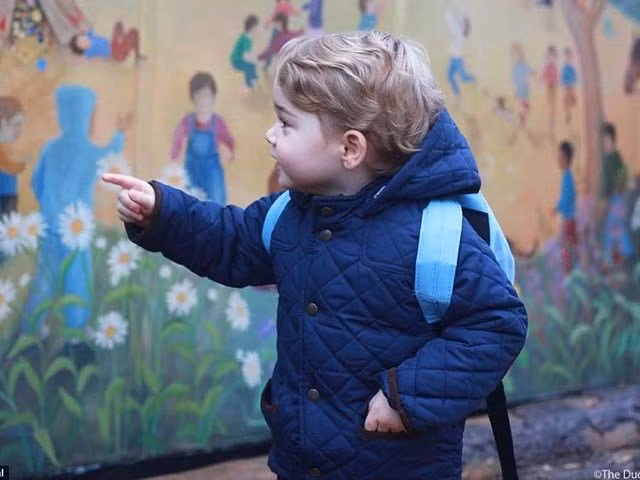 Cậu bé George tỏ ra thích thú với bức tranh vẽ đầy màu sắc trên tường nhà trẻ.