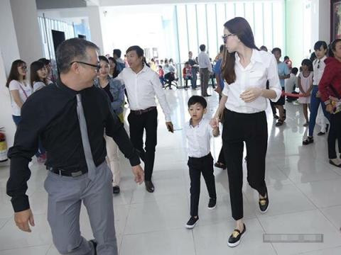 Tại một sự kiện khác, 2 mẹ con lại tiếp tục gây chú ý khi diện đồ đôi từ trên xuống dưới, đến cả cách bước đi họ cũng cho thấy sự giống nhau.