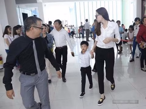 Tại một sự kiện khác, 2 mẹ con lại tiếp tục gây chú ý khi diện đồ đôi từ trên xuống dưới, đến cả cách bước đi họ cũng cho thấy sự giống nhau.