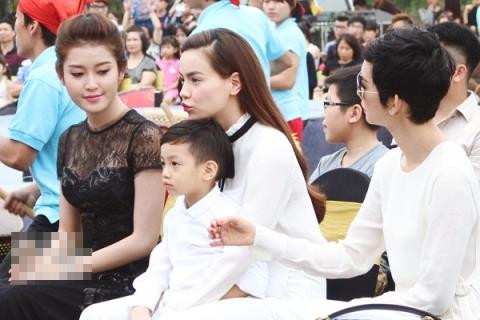 Ở góc nhìn ngang, Hồ Ngọc Hà và Subeo cũng khiến người ta ngạc nhiên về sự giống nhau của 2 mẹ con..