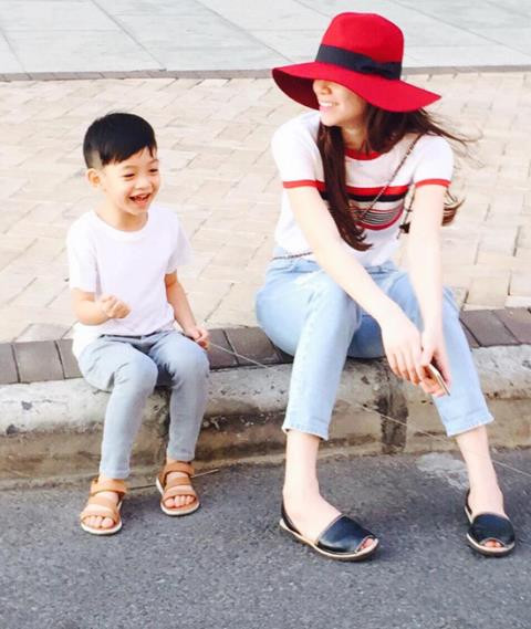 Dù thường xuyên ở bên cạnh bố, nhưng Subeo lại mang dáng dấp ngôi sao của mẹ.