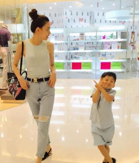 Kể cả những điệu bộ cử chỉ của Subeo cũng y hệt mẹ.