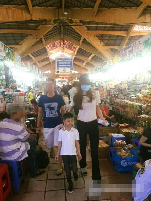 Đang ở giữa tâm bão tình ái, người ta bắt gặp Hà Hồ và Subeo đi chợ cùng nhau. Từ xa cũng có thể thấy, 2 mẹ con giống nhau y xì đúc ở dáng đi.