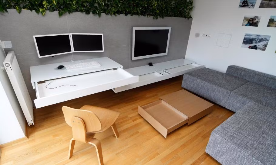 Đồ nội thất trong phòng khách đều có thiết kế trượt với ngăn kéo phía dưới.