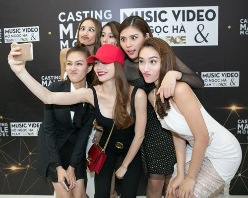 Hà Hồ chụp ảnh kỷ niệm cùng dàn thí sinh The Face sau buổi casting.