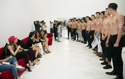 Dàn trai đẹp phải cởi áo để các giám khảo kiểm tra vẻ đẹp hình thể.