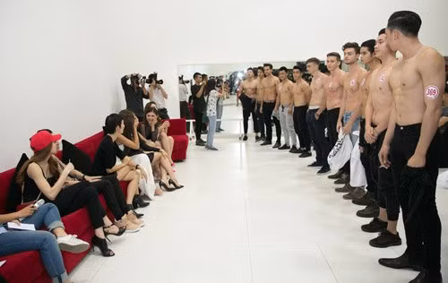 Dàn trai đẹp phải cởi áo để các giám khảo kiểm tra vẻ đẹp hình thể.