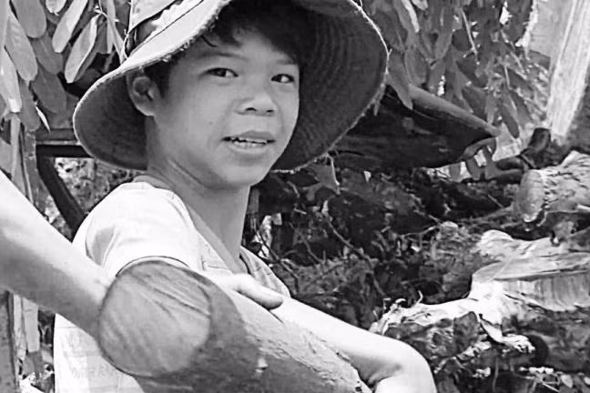 Cậu bé Lê Hoàng Anh – năm nay mới 14 tuổi đã phải tự đi mót củi kiếm sống. Sinh ra khi không biết cha mình là ai, năm lớp 6, Hoàng Anh phải theo mẹ từ quê nhà Đồng Tháp lên Sài Gòn mưu sinh. Mẹ em bây giờ đi làm công nhân ở Bình Dương, còn em thì phải theo người dì mót củi.