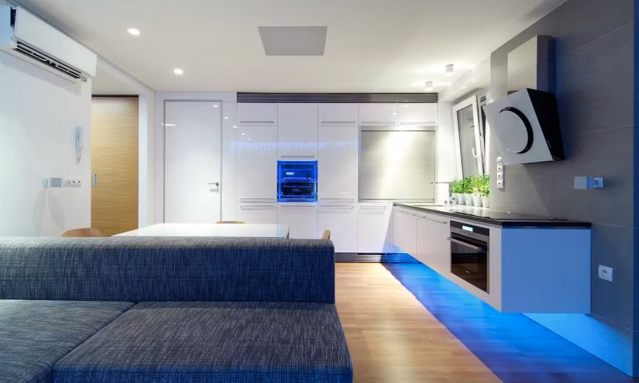 Ánh sáng hòa quyện với đồ gỗ trắng tạo hiệu ứng thị giác.