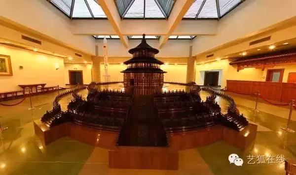 Thiên đàn bằng gỗ tử đàn có tỉ lệ 1:10 và nặng 10 tấn.