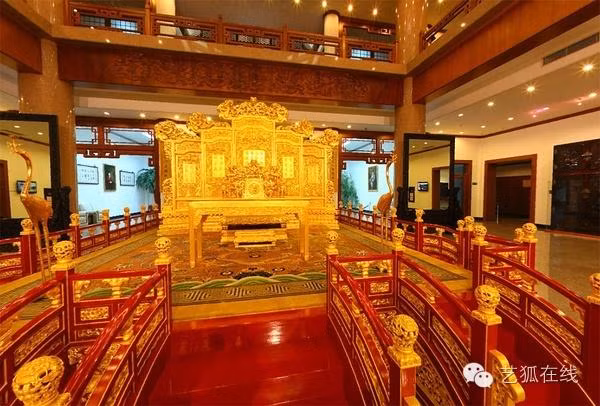 Bộ ngai vàng mô phỏng trong Tử Cấm Thành có tỉ lệ 1:1 bằng gỗ tử đàn.