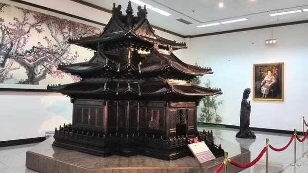 Một góc vọng gác bên ngoài Tử Cấm Thành, nặng 6 tấn.